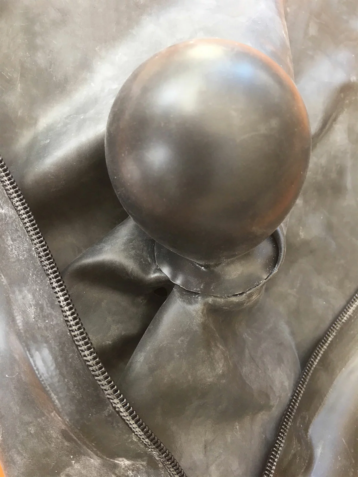 LEDAPOL Latex Masker Met Ritssluiting En Oppompbare Mondknevel 4 LEDAPOL Latex Masker Met Ritssluiting En Oppompbare Mondknevel - Afbeelding 4