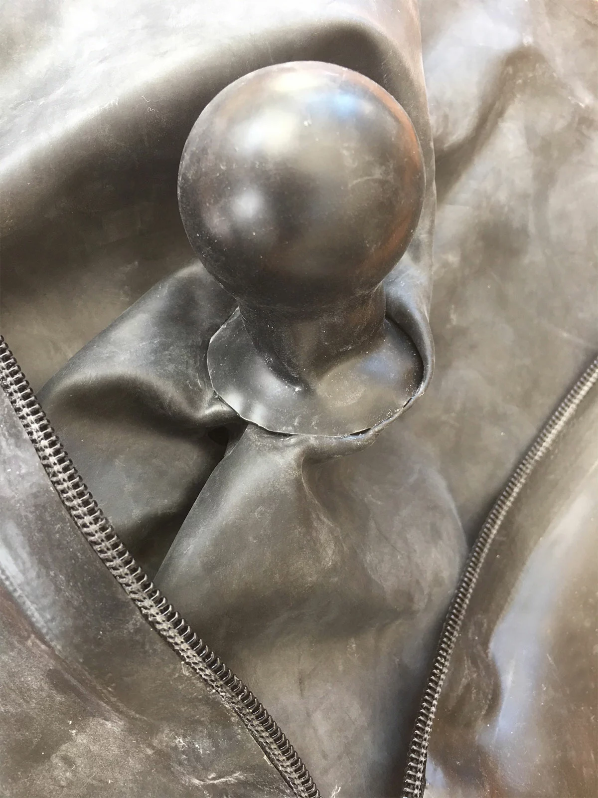 LEDAPOL Latex Masker Met Ritssluiting En Oppompbare Mondknevel 5 LEDAPOL Latex Masker Met Ritssluiting En Oppompbare Mondknevel - Afbeelding 5